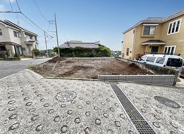 前面道路を含めた現地写真です。