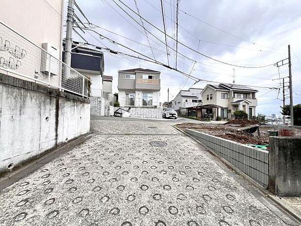 前面道路を含めた現地写真です。