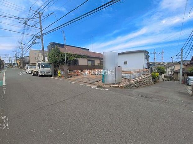 前面道路を含めた現地写真です。