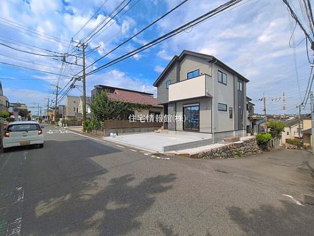 前面道路を含めた現地写真です。