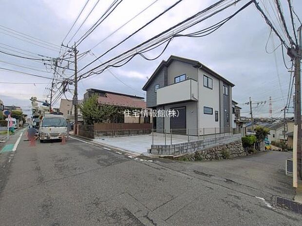 前面道路を含めた現地写真です。