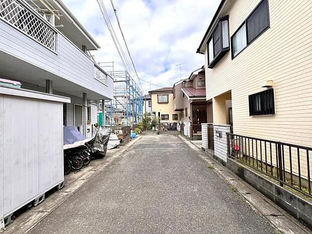 前面道路を含めた現地写真です。