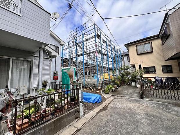 前面道路を含めた現地写真です。