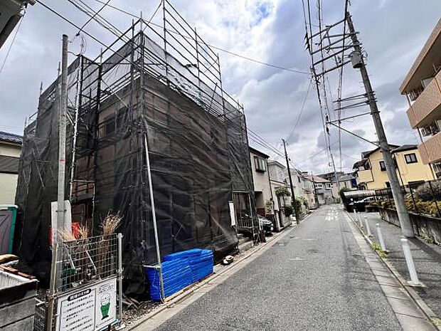 前面道路を含めた現地写真です。