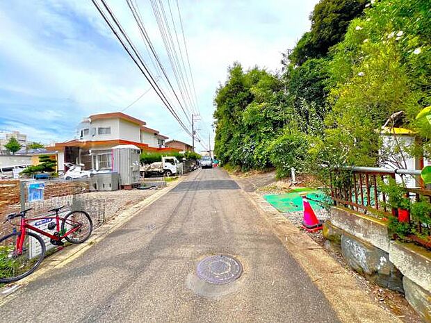 前面道路を含めた現地写真です。