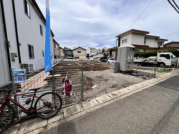 前面道路を含めた現地写真です。