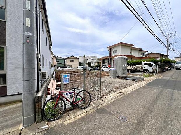前面道路を含めた現地写真です。