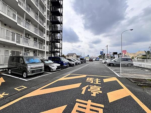 駐車場ももちろん完備しておりますのでお車所有の方にも心強いです。
