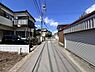 外観：前面道路を含めた現地写真です。