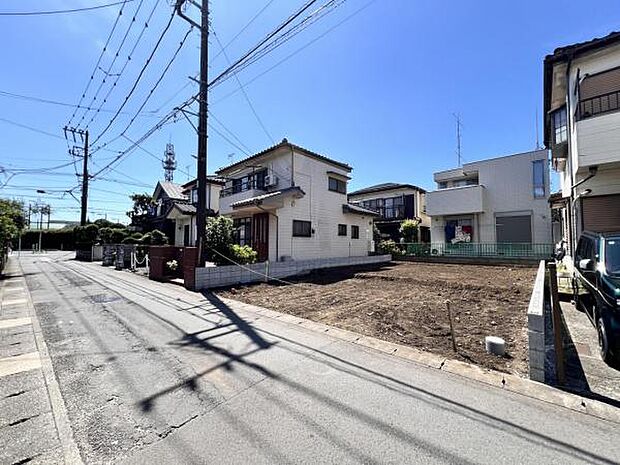 前面道路を含めた現地写真です。
