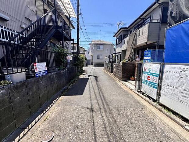 前面道路を含めた現地写真です。