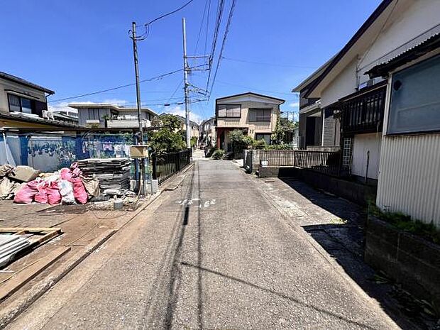 前面道路を含めた現地写真です。