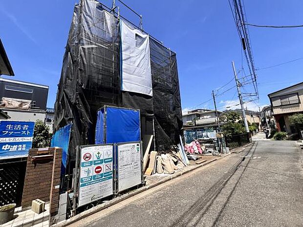 前面道路を含めた現地写真です。