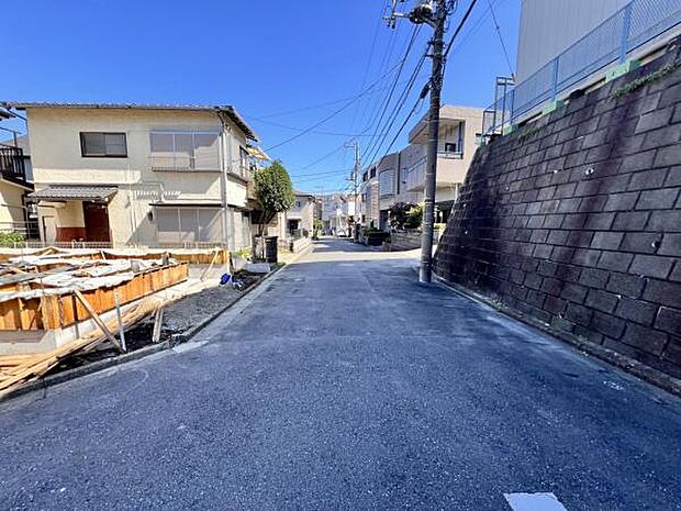 前面道路を含めた現地写真です。