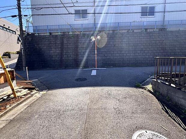 前面道路を含めた現地写真です。