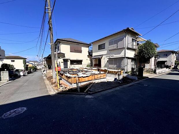 前面道路を含めた現地写真です。