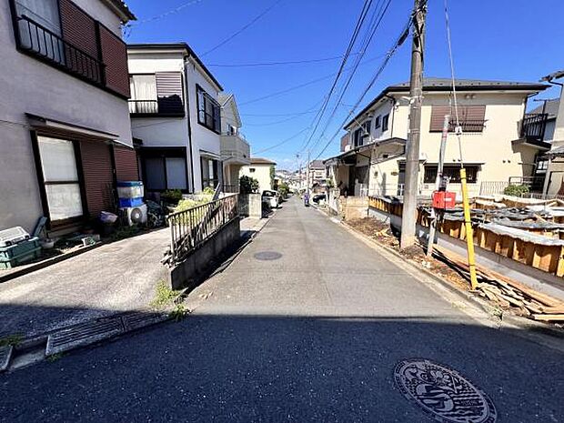 前面道路を含めた現地写真です。