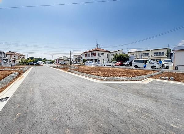 前面道路を含めた現地写真です。