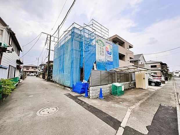 前面道路を含めた現地写真です。