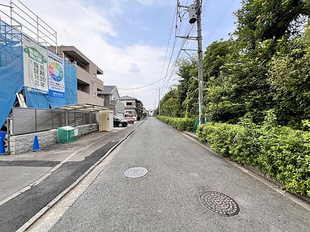 前面道路を含めた現地写真です。