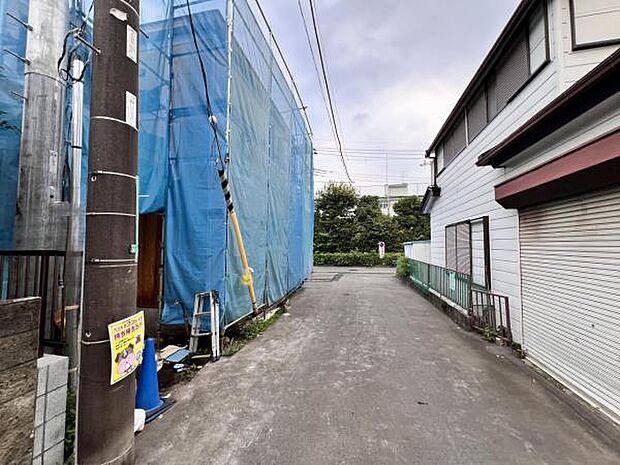 前面道路を含めた現地写真です。