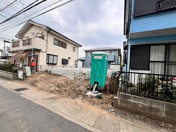 前面道路を含めた現地写真です。