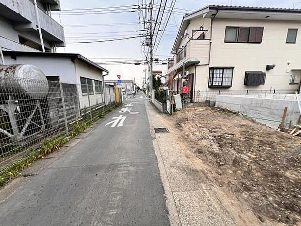 前面道路を含めた現地写真です。