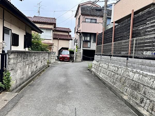 前面道路を含めた現地写真です。