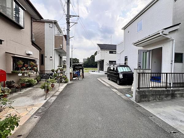 前面道路を含めた現地写真です。