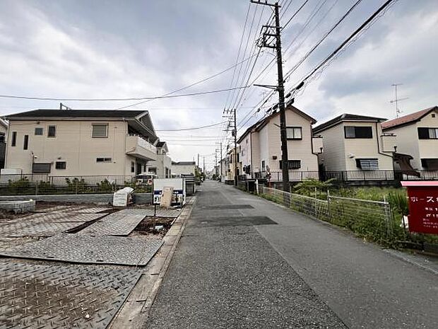 前面道路を含めた現地写真です。