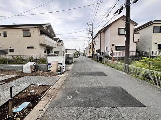 前面道路を含めた現地写真です。