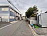 外観：前面道路を含めた現地写真です。