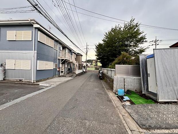 前面道路を含めた現地写真です。