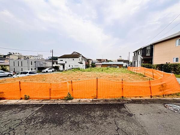 前面道路を含めた現地写真です。