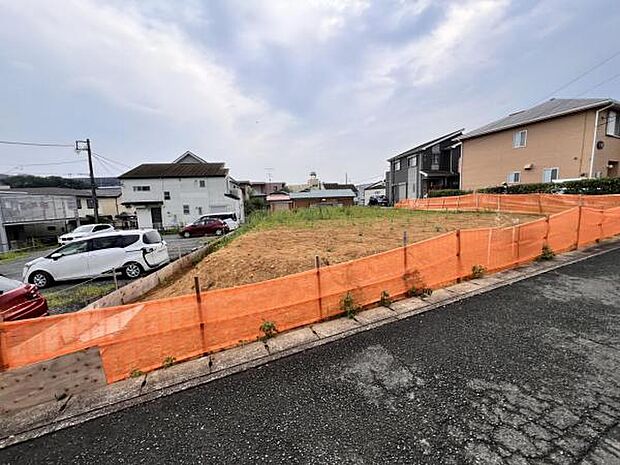 前面道路を含めた現地写真です。