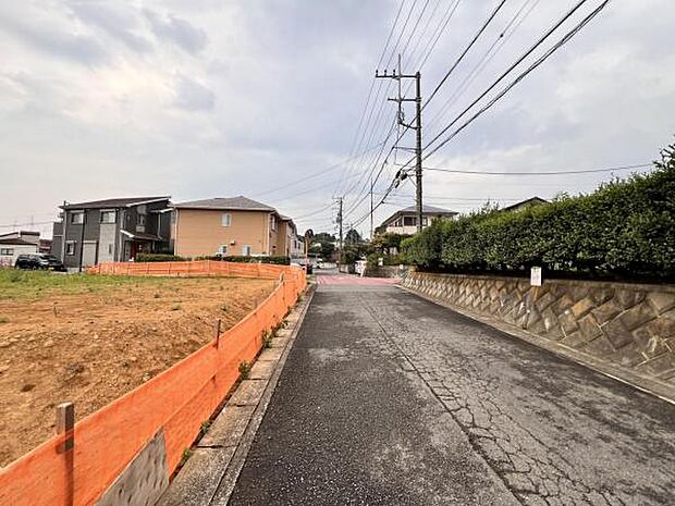 前面道路を含めた現地写真です。