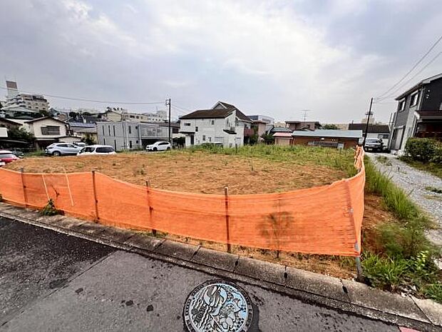 前面道路を含めた現地写真です。