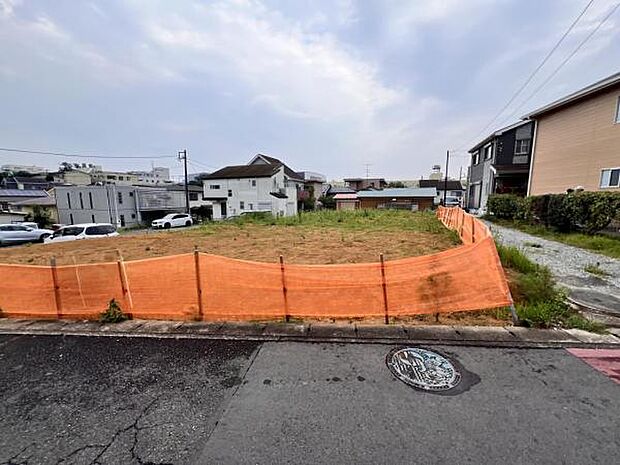 前面道路を含めた現地写真です。