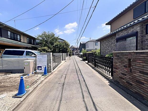 前面道路を含めた現地写真です。