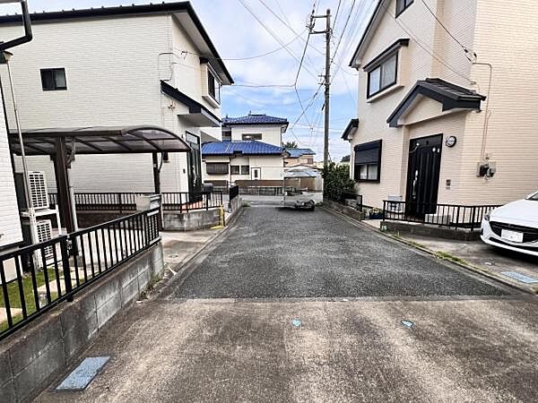 前面道路を含めた現地写真です。