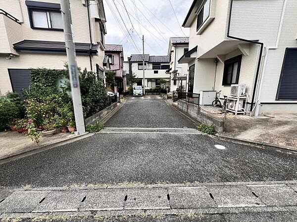 前面道路を含めた現地写真です。