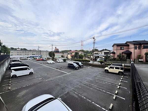 駐車場ももちろん完備しておりますのでお車所有の方にも心強いです。