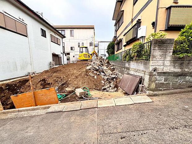 前面道路を含めた現地写真です。
