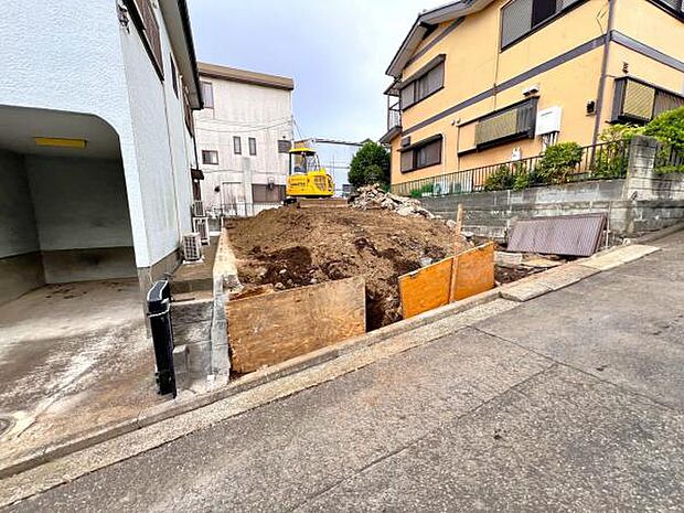 前面道路を含めた現地写真です。