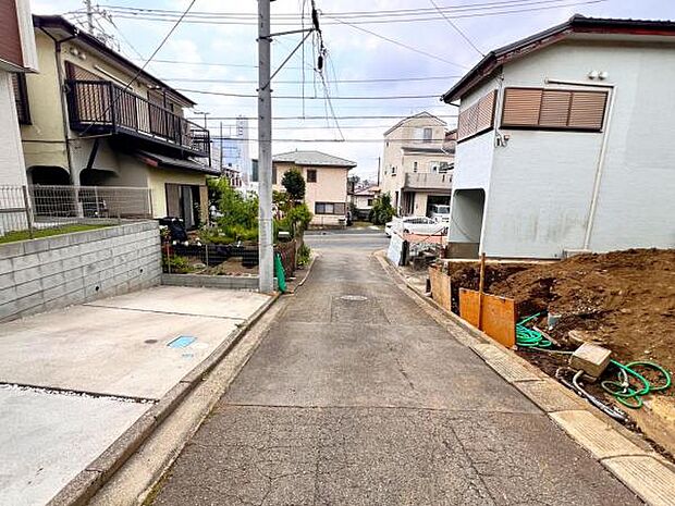 前面道路を含めた現地写真です。