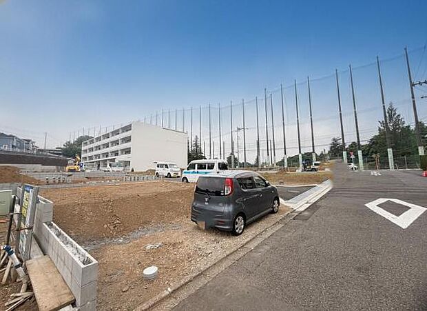 前面道路を含めた現地写真です。