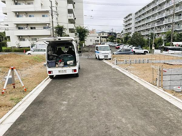 前面道路を含めた現地写真です。