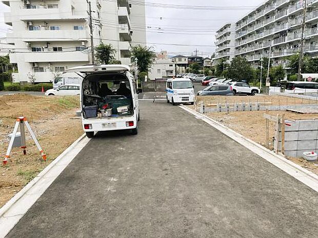前面道路を含めた現地写真です。