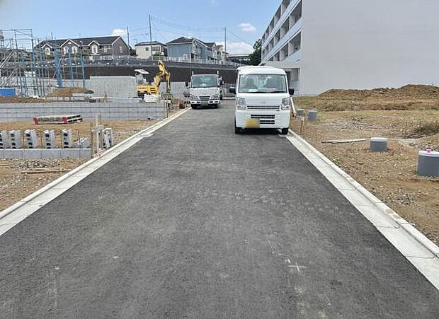 前面道路を含めた現地写真です。