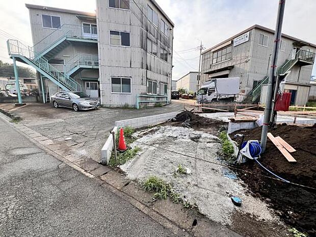 前面道路を含めた現地写真です。